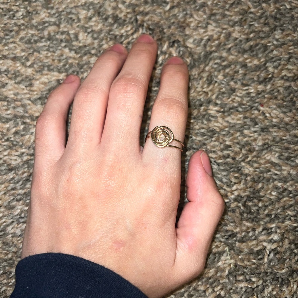 Handmade gold rose shaped wire ring, size 8